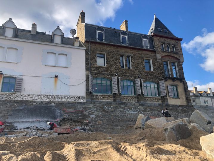 Will the Sillon brewery one day disappear?  In Saint-Malo, storms threaten the most advanced buildings on the sea. 